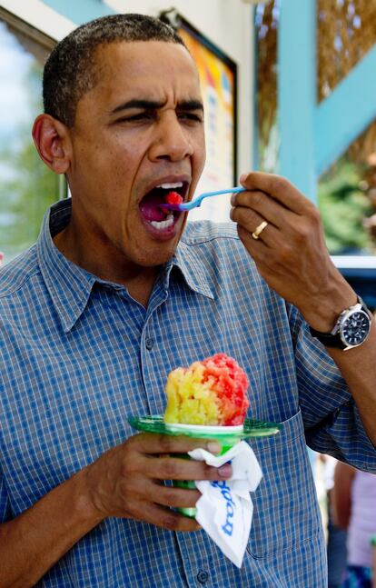 Obama comiéndose un helado en 2009.