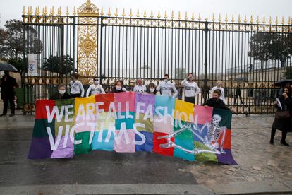Miembros de Extinction Rebellion protestan en la puerta del desfile de Dior.