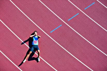 Corriendo a 8 kilómetros por hora se queman unas 8 calorías por minuto. Pero hay alternativas que incluso superan este gasto calórico, como es el caso de las sentadillas. En un estudio de la Universidad de Auburn, en Montgomery (EE UU), los participantes quemaron de media 13,4 calorías por minutos durante la realización de sentadillas. Y duplicaron su tasa metabólica posejercicio durante al menos 30 minutos.