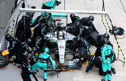 El Mercedes de Hamilton, en una parada de cambio de neumáticos