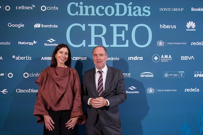 Enric Hernández, adjunto al presidente de Prisa Media, y Carmen González Gens, vicepresidenta de Huawei España, posan durante el evento. 