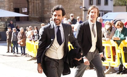 Alonso Aznar, a la izquierda, a su llegada el pasado 2 de abril a la boda entre Isabelle Junot y Álvaro Falcó.