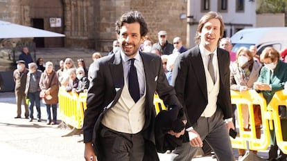 Alonso Aznar, a la izquierda, a su llegada el pasado 2 de abril a la boda entre Isabelle Junot y Álvaro Falcó.