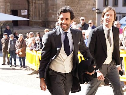 Alonso Aznar, a la izquierda, a su llegada el pasado 2 de abril a la boda entre Isabelle Junot y Álvaro Falcó.