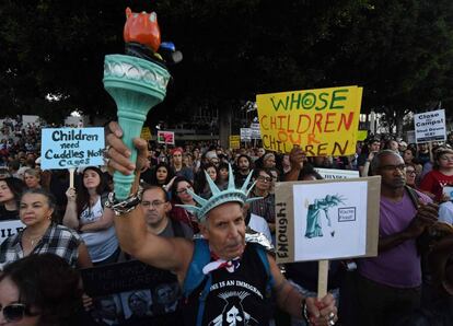 Este viernes, el vicepresidente de EE UU, Mike Pence, recorrió el centro de detención Donna, cerca de la localidad texana de McAllen para mostrar ante las cámaras las condiciones del lugar. En la imagen, activistas protestan en el exterior del centro de detención para inmigrantes de San Diego (EE UU).