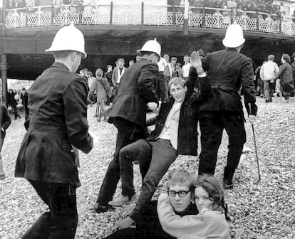 Un joven detenido en los disturbios de Brighton en 1964.