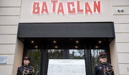 Placa conmemorativa descubierta por Hollande en la entrada de la sala de fiestas Bataclan.