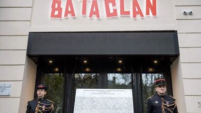 Placa conmemorativa descubierta por Hollande en la entrada de la sala de fiestas Bataclan.