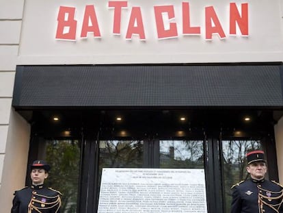 Placa conmemorativa descubierta por Hollande en la entrada de la sala de fiestas Bataclan.