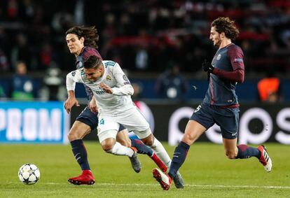 Casemiro persigue a Cavani para quitarle el balón.