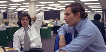 Los periodistas Carl Bernstein (izquierda) y Bob Woodward, en la redacción de The Washington Post en 1973. AP