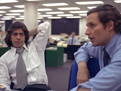 Los periodistas Carl Bernstein (izquierda) y Bob Woodward, en la redacción de The Washington Post en 1973. AP
