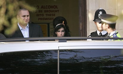 La cantante pop británica Amy Winehouse sale de los tribunales de Snaresbrool, en el este de Londres, el 23 de noviembre de 2007.  Su marido, Blake Fielder, se enfrenta a un delito de obstrucción a la justicia tras intentar sobornar al propietario de un bar para que retirase una denuncia por agresión.