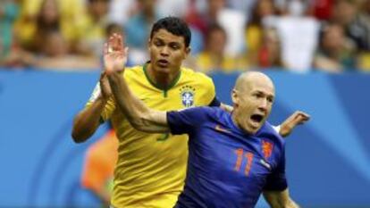 Thiago Silva y Robben, en la acción que supuso el penalti para Holanda