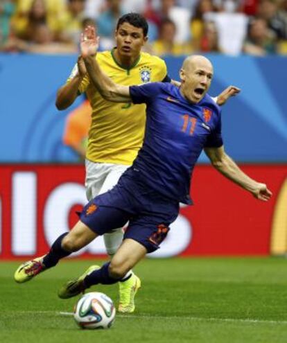 Thiago Silva y Robben, en la acción que supuso el penalti para Holanda
