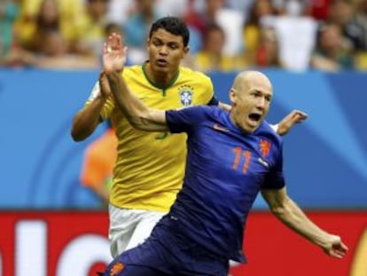 Thiago Silva y Robben, en la acción que supuso el penalti para Holanda