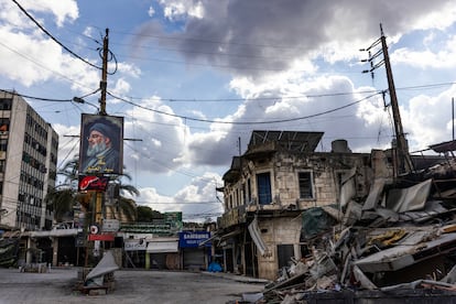 Un cartel de Hassan Nasrallah, asesinado por Israel, se encuentra cerca de un edificio destruido por un ataque israelí en Nabatieh, el 17 de octubre de 2024.