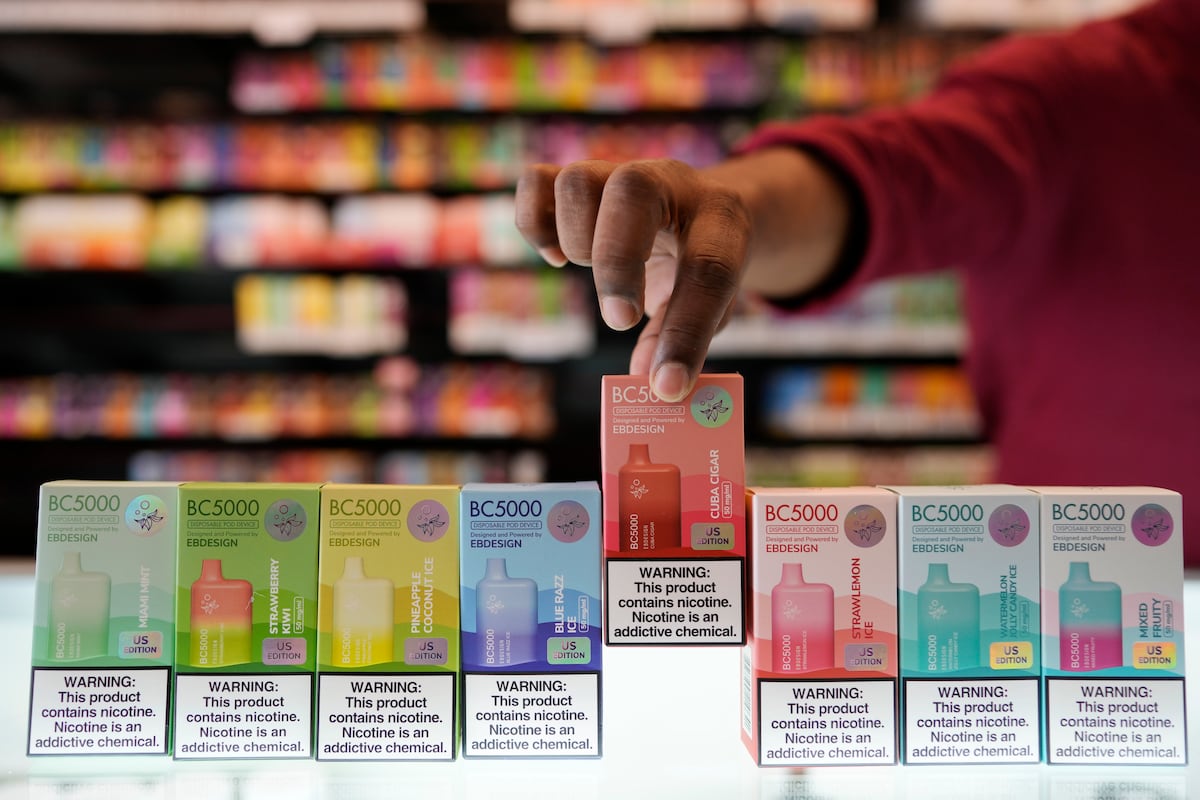 Thousands of unauthorized vapes are pouring into the US despite the FDA  crackdown on fruity flavors | U.S. | EL PAÍS English
