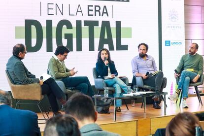 Jan Martínez, Daniel Pacheco, Gina Morelo, Jonathan Bock y Diego Santos durante el foro en Bogotá.