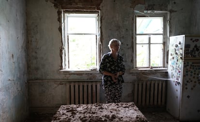Olga, de 67 años, en el interior de su casa destruida por un bombardeo ruso, en la localidad de Kuhari, en el norte de Ucrania.