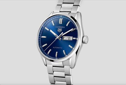 Gracias a su esfera azul con efecto 'rayos de sol', el TAG Heuer Carrera Day Date con caja de acero de 41 mm destaca por su estilo urbano sin traicionar la esencia de un automático deportivo, sofisticado, resistente y técnico.