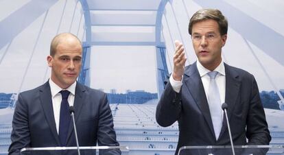 Mark Rutte, a la derecha, y el líder del partido liberal Diederik Samsom.
