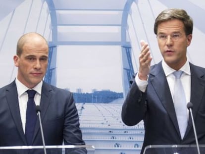 Mark Rutte, a la derecha, y el l&iacute;der del partido liberal Diederik Samsom.