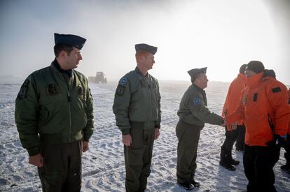 El ministro argentino de Defensa, Jorge Taiana, saluda a parte del personal militar de la base Marambio, en la Antártida, el 6 de septiembre de 2022.