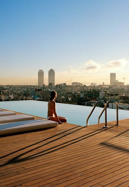 El Gran Hotel Central alberga la piscina más espectacular de la ciudad condal. La azotea en la que se encuentra cuenta con unas impresionantes vistas de toda Barcelona. Una lámina de agua se confunde con los tejados del barrio del Born y está climatizada durante el invierno.