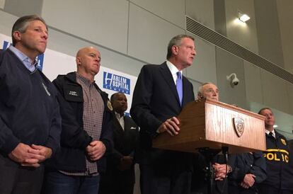 Bill de Blasio en rueda de prensa junto Bill Bratton