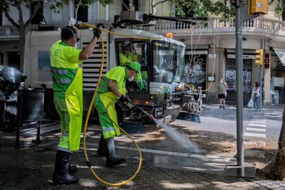Operarios del Ayuntamiento de Barcelona limpiando la ciudad.