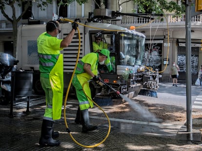 Operarios del Ayuntamiento de Barcelona limpiando la ciudad.