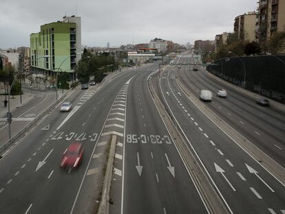 Tráfico en la Meridiana de Barcelona en marzo de 2020, durante la mayor restricción de la movilidad de la crisis del coronavirus.