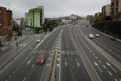 Tráfico en la Meridiana de Barcelona en marzo de 2020, durante la mayor restricción de la movilidad de la crisis del coronavirus.