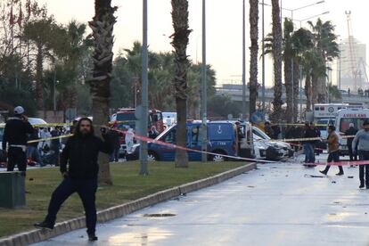 Según la cadena CNNTürk, la explosión del coche bomba se produjo delante de la puerta usada por jueces y fiscales para acceder al edificio. En la imagen, la policía acordona la zona del atentado.