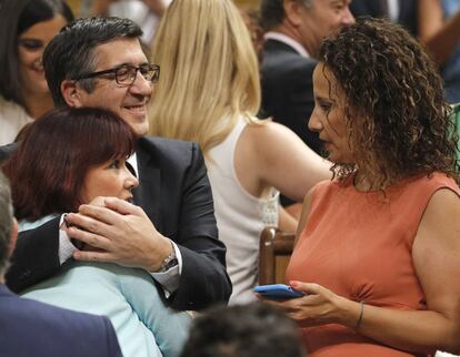 El hasta ahora presidente del Congreso, Patxi López, abraza a la presidenta del PSOE, Micaela Navarro, antes de la sesión constitutiva.