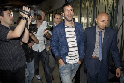 Van Nistelrooy, a su salida de las instalaciones médicas del Málaga.