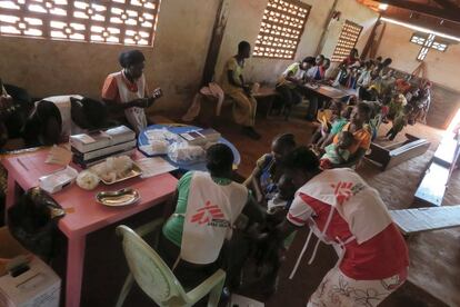 Un equipo de MSF ha instalado un 'centro' de vacunación en una iglesia. A la entrada, se registra a los niños, dentro se les inmuniza. 