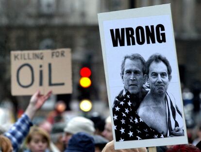 Londres 21/01/2003. Manifestación ante el Parlamento contra la guerra que EE UU y Reino Unido preparan contra Irak, en la foto un cartel con las imágenes de Bush y Blair.