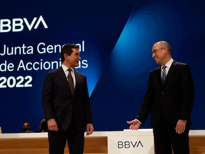 Carlos Torres (a la izquierda), presidente del BBVA, y Onur Genç, consejero delegado de la entidad, al inicio de la junta general de accionistas celebrada este viernes en Bilbao.