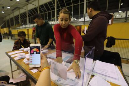 Recuento de votos en el pavellon polideportivo de palau en Girona.