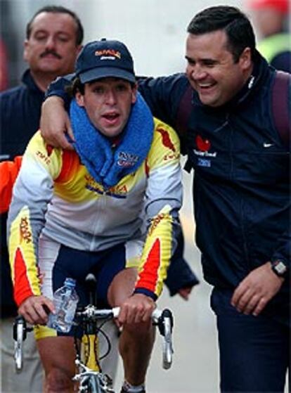 Francisco Gutiérrez es acompañado hacia el podio en el circuito de Zolder.