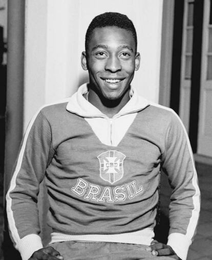"Tengo que agradecer a Dios por la salud de llegar hasta aquí, con esta edad, y lúcido, no muy inteligente, pero lúcido", bromeó el exdelantero brasileño en un video enviado a periodistas hace unos días. En la imagen, el futbolista brasileño Pelé es fotografiado con la camiseta de su selección en Río de Janerio, en 1962.