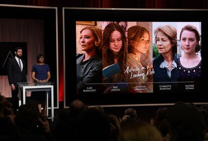 El actor John Krasinski y la presidenta de la Academia, Cheryl Boone Isaacs, durante el anuncio de las candidaturas de los Premios de la Academia de Hollywood, en el Teatro Samuel Goldwyn en Beverly Hills. En la imagen, se ve una pantalla con las fotos de las candidatas a mejor actriz: Cate Blanchett (Carol), Brie Larsson (La habitación), Jennifer Lawrence (Joy), Charlotte Rampling (45 años) y Seorsie Ronan (Brooklyn).