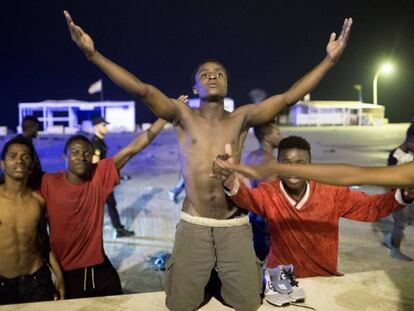 Un grupo de migrantes, tras entrar en Ceuta el pasado lunes.