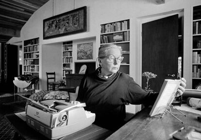 Mary Frances Kennedy Fisher (M.F.K. Fisher) en su mesa de trabajo de su casa californiana de Sonoma, en 1971.
