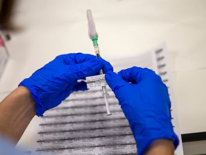 Una enfermera prepara la vacuna para inocular a personal sanitario en el Hospital Gregorio Marañón en Madrid el pasado 10 de enero.