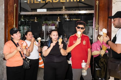 Una familia costarricense se refresca en una de las heladerías de la Puerta del Sol.