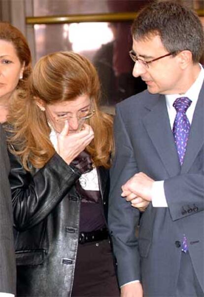 Del Olmo consuela a la fiscal Olga Sánchez en un acto sobre el 11-M.