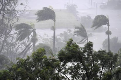 Fuertes vientos y lluvias constantes azotan Airlie Beach (Australia), el 28 marzo de 2017.